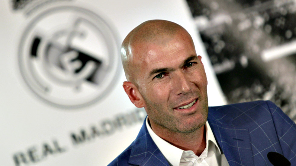 Fútbol | Real Madrid | Zidane llega al banquillo del Real Madrid con "más  emoción" que cuando firmó como jugador - RTVE.es
