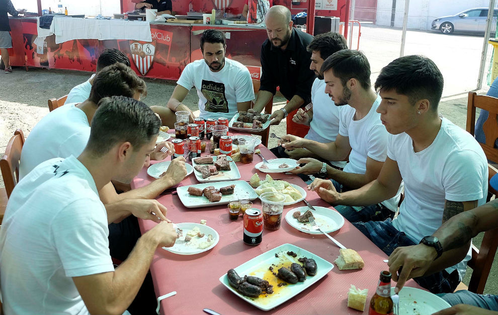 Sevilla: El vestuario sevillista hace grupo con un asado | Marca.com