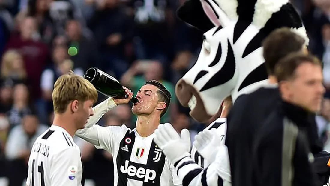 Fans react after pictures of Ronaldo drinking champagne following title win appear on internet -  //  YoSiSeDeFutbol.com  Tu blog de fútbol, fútbol femnino y fútbol sala