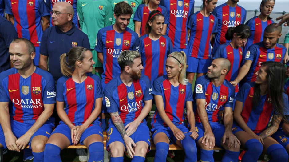 Juntos para una foto: el FC Barcelona masculino y el femenino
