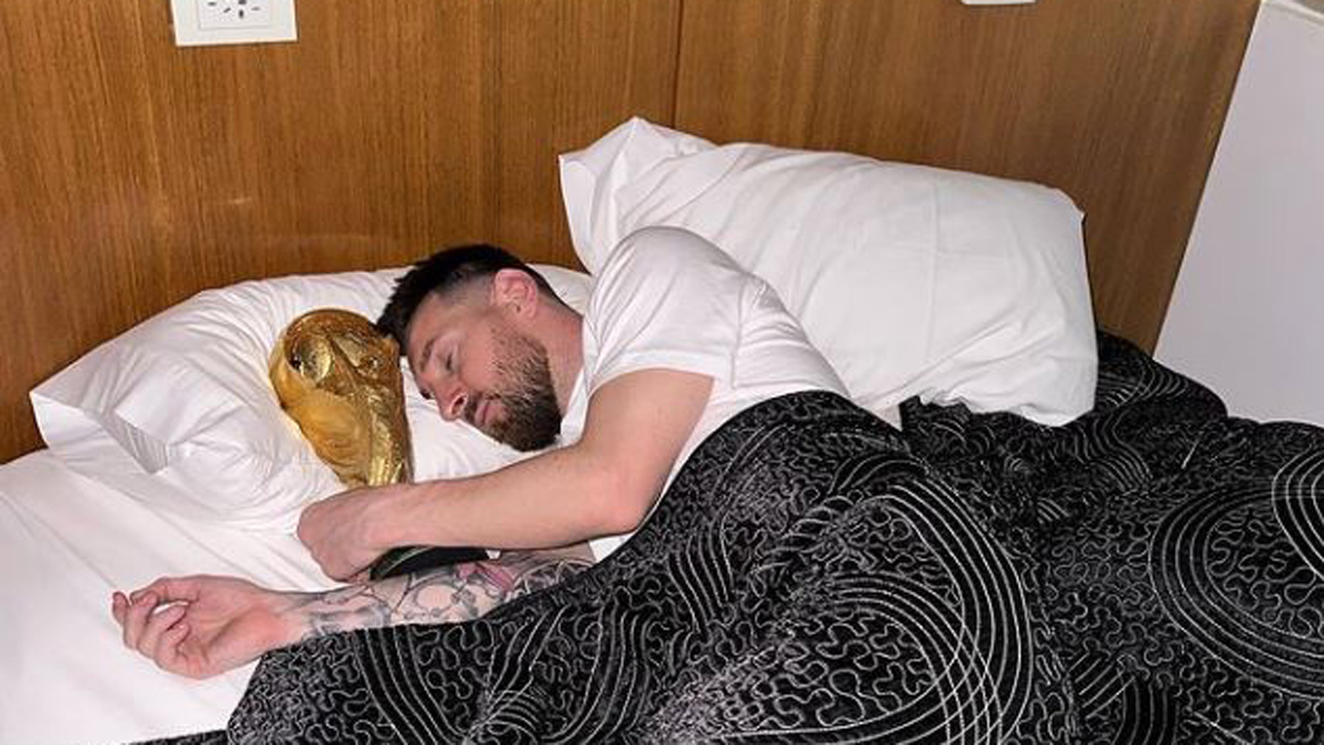 Messi, pillado en su cama durmiendo con la copa del Mundial