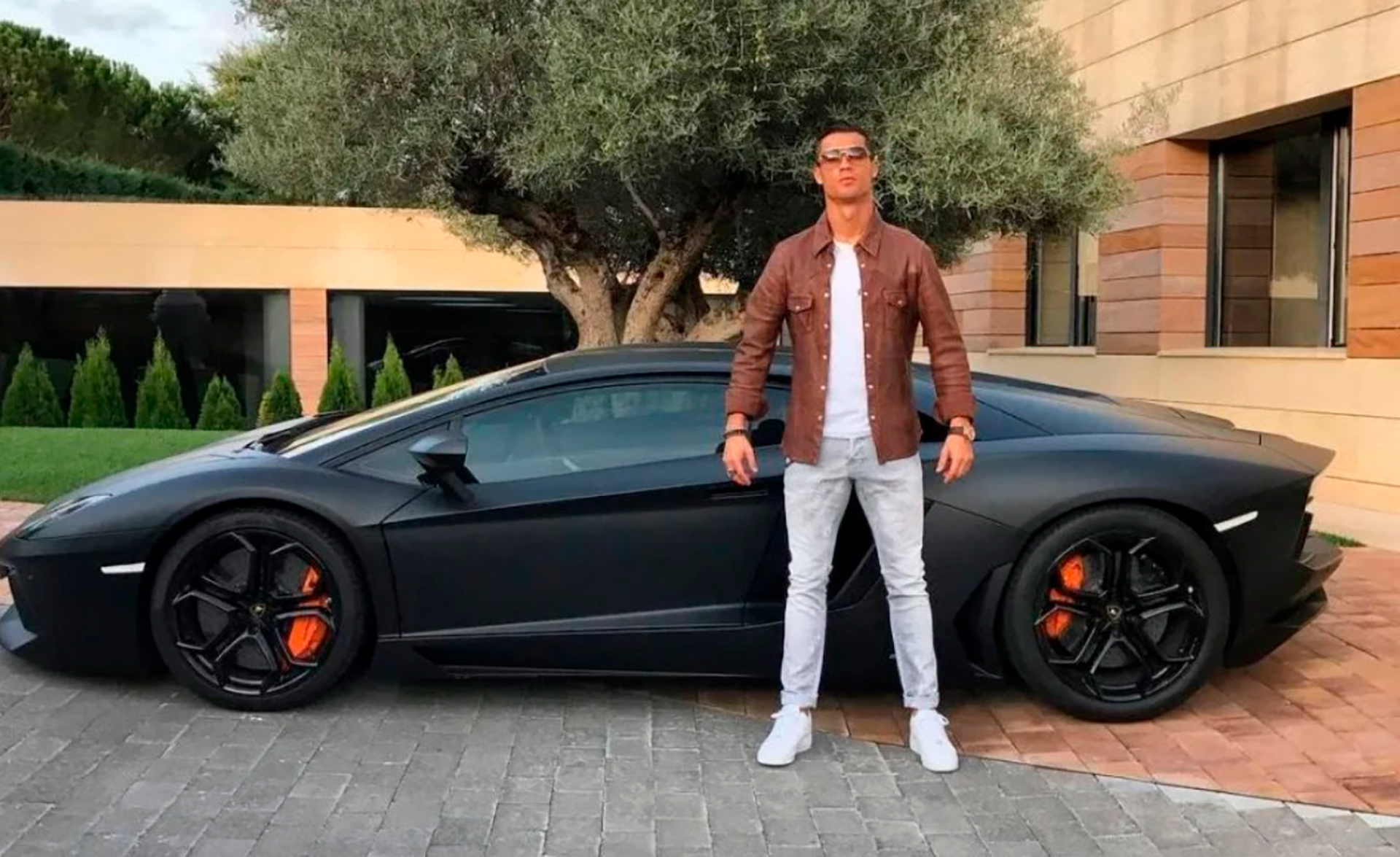 Cristiano Ronaldo visitó la fábrica de Ferrari y compró uno ...